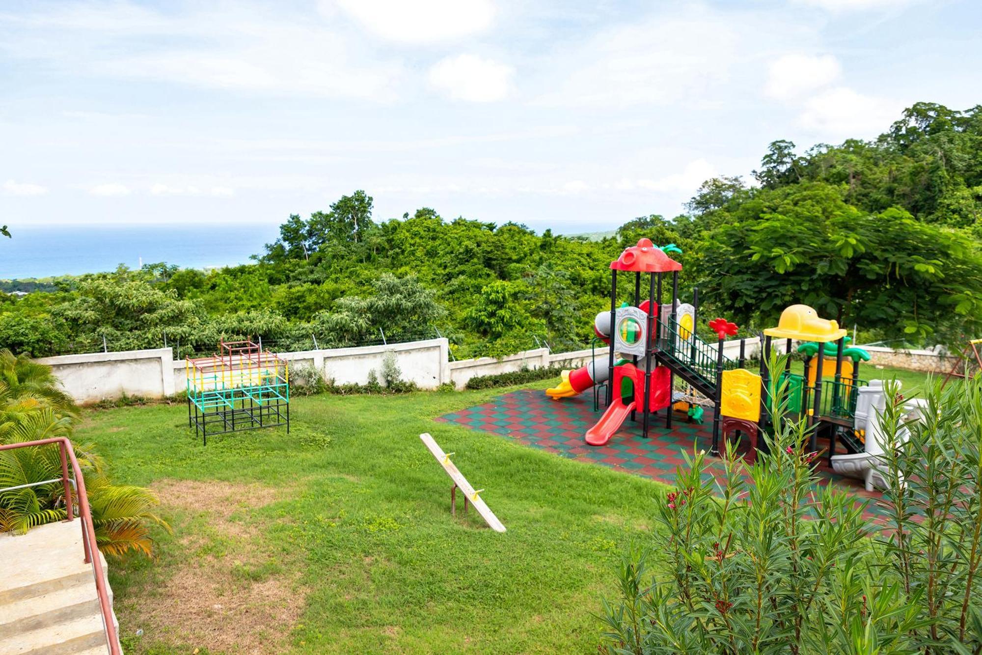 Ms. T'S Paradise @ Pyramid Point Ocho Rios Buitenkant foto